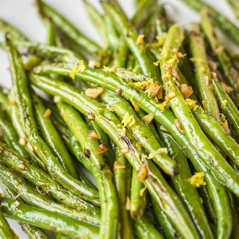 Raw Green Bean Recipes, Appetizers Healthy Easy, Green Bean Recipes Healthy, Green Beans With Garlic, Healthy Green Beans, Appetizers Healthy, Healthy Appetizers Easy, Easy Green Beans, How To Cook Greens