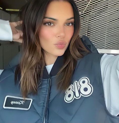 Kendall Jenner Haircut, Kendall Jenner Short Hair, Kylie Jenner Short Hair, Mary Phillips, Kendall Jenner Modeling, Kendall Jenner Hair, Stile Kendall Jenner, Jenner Hair, Hair Color Underneath