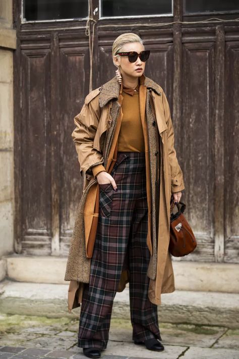 10 Outfits Inspired by the Dark Academia Trend Punk Academia Aesthetic, Punk Academia, Goth Academia, Brown Outfits, Dark Academia Style, Travel Careers, Academia Style, Clothing Guide, Dark Academia Fashion