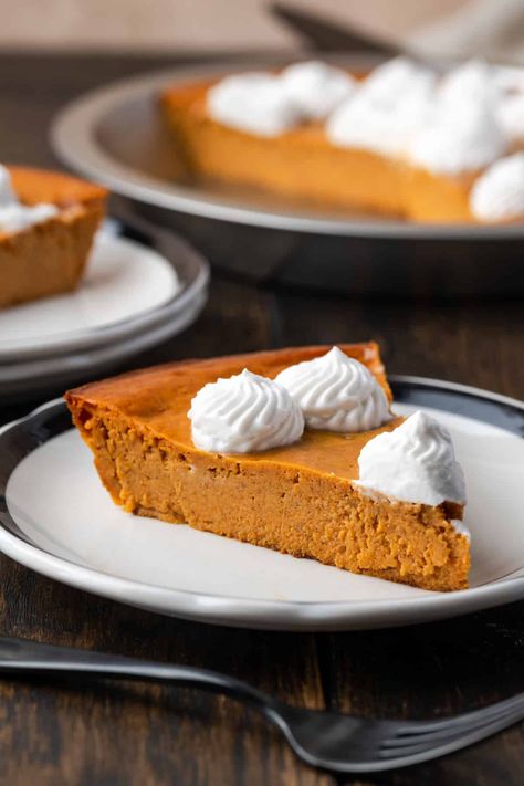 This is the best crustless pumpkin pie recipe! It’s rich and creamy like a custard, and so easy to make with only 4 ingredients and one bowl. #crustless #pumpkinpie #pumpkindessert Crustless Pumpkin Pie Recipe, Blondie Cake, Pumpkin Pie Cookies, Pumpkin Pie Recipe Easy, Cookies And Cups, Slow Cooker Bread, Crustless Pumpkin Pie, Buttery Pie Crust, Pumpkin Mousse