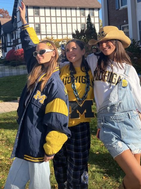 Umich Gameday Outfit, Game Day Fits College, Umich Outfits, Cold Gameday Outfit College, Umich Game Day Outfit, Fall Game Day Outfit College, Michigan Game Day Outfit, Umich Game Day, Umich Gameday