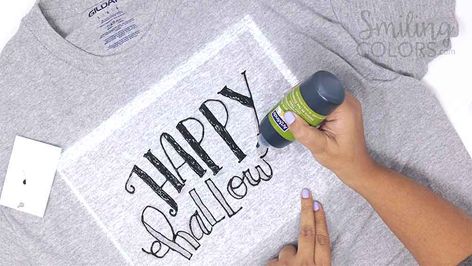 Lettering on fabric Video Tutorial: Create your own Custom T shirt – Smiling Colors Cling Wrap, Painted Letters, Print Box, Fabric Markers, Learning Letters, Bottle Painting, Fabric Paint, Diy Shirt, Letter Templates