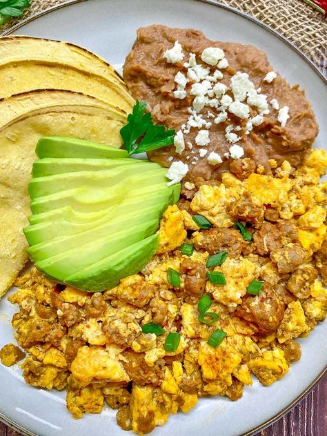 Chorizo And Eggs Recipe, Beef Chorizo Recipes, Chorizo Recipes Breakfast, Chicken Chorizo Recipe, Chorizo Recipes Appetizers, Chorizo Eggs, Easy High Protein Breakfast, Traditional Mexican Breakfast, Homemade Chorizo