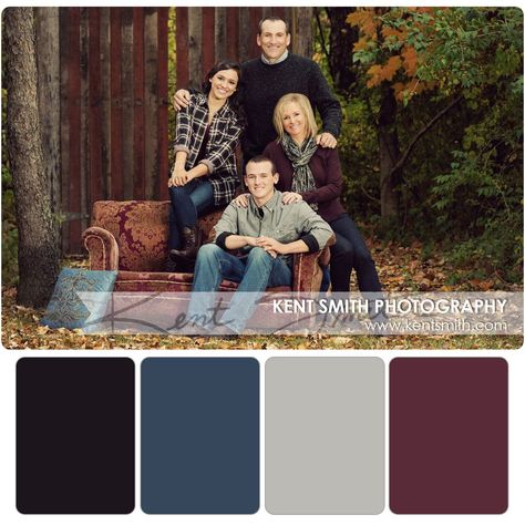 Large Group Family Photos, Group Family Photos, What To Wear Winter, Picture Color Schemes, Family Photos What To Wear, Family Portrait Outfits, Family Photo Colors, Large Family Photos, Winter Family Photos