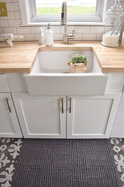 Ikea Farm Sink, Kitchen Ikea, Retro Appliances, Kitchen Sink Design, Butcher Blocks, White Kitchen Remodeling, Wood Roof, Countertops Kitchen, Farm Sink