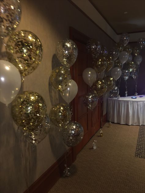 Gold Glitter Balloons, Balloon Decorations Gold, Gold Silver Aesthetic, Balloons With Lights, 18th Party Ideas Decoration, Silver And Gold Decor, Gold And Silver Party, Gold Decorations, New Year’s Party