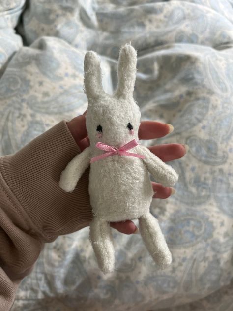 Hand Sewn Plushies Pattern, Hand Sew Stuffed Animals, Cute Stuffed Animals Diy, Sock Plushies Diy Free Pattern, Small Stuffed Animals To Sew, Home Made Stuffed Animal, Weighted Stuffed Animal Diy, Plushies To Sew, Hand Sewn Toys