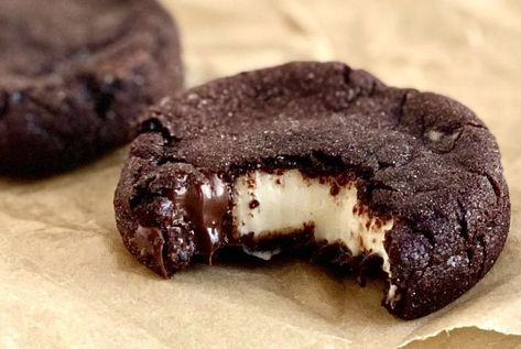 Cream Cheese Stuffed Cookies, Filled Chocolate Chip Cookies, Stuffed Chocolate Cookies, Chocolate Deserts, Chocolate Chip Cookies Recipe, Molten Chocolate, Cream Cheese Cookies, Cheese Cookies, Filled Cookies