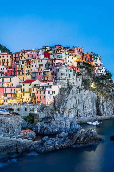 Destination devenue incontournable en #Italie, les « Cinque Terre », ce sont cinq petits villages côtiers surplombant la #Méditerranée et classés au patrimoine mondial de l’#UNESCO. La particularité de ce paradis ? Les maisons juchées à pic de falaise sont toutes colorées et les voitures y sont interdites !   #voyage #travel #inspiration #tourdumonde Outdoors Tattoo, Road Trip With Kids, Destination Voyage, Cinque Terre, Amalfi Coast, Dream Destinations, Travel Aesthetic, Amalfi, Week End