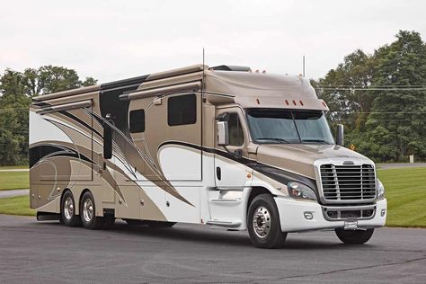 Super C Rv Motorhome, Luxury Rv Living Motorhome, Super C Rv, Luxury Mobile Homes, Luxury Rv Living, Cool Rvs, Truck Mechanic, Rv Cover, Luxury Motorhomes