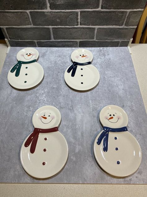 Cute Christmas Ceramic Ideas, Christmas Plate Craft, Clay Cristhmas Ideas, Christmas Pottery Plates, Christmas Pottery Ideas Ceramics Plates, Easy Christmas Clay Ideas, Ceramic Art Christmas, Christmas Ceramic Decorations, Christmas Pottery Mugs