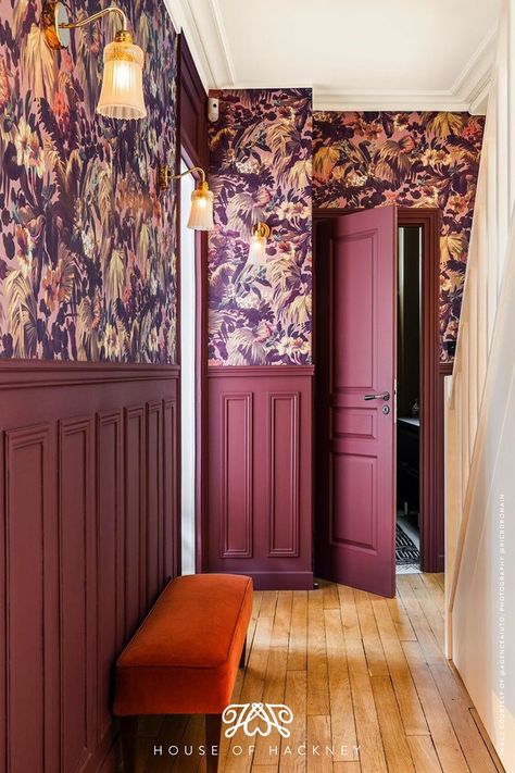 Global Style Home Decor, Lambriseringen Gang, Wallpaper Hallway, House Of Hackney, British Interior, Interior Vintage, Hal Decor, Casa Vintage, Bad Design