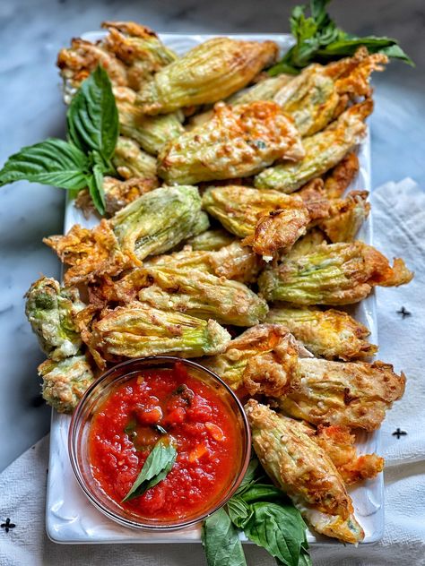 Squash Blossom Recipe, Stuffed Zucchini Flowers, Fried Zucchini Flowers, Zucchini Plant, Flower Recipe, Edible Flowers Recipes, Zucchini Flowers, Zucchini Blossoms, Stuffed Zucchini