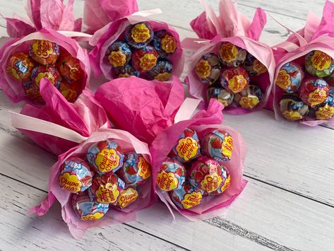 Mini Lollipop bouquets Small Lollipop Bouquet Diy, Lolly Pop Bouquet, Mini Lollipop Bouquet, Mini Candy Bouquet Diy, Lollipop Bouquet Diy Cute Ideas, Chupa Chups Bouquet, Lolipop Bouquet Mini, Mini Hampers Ideas, Lollipop Bouquet Diy