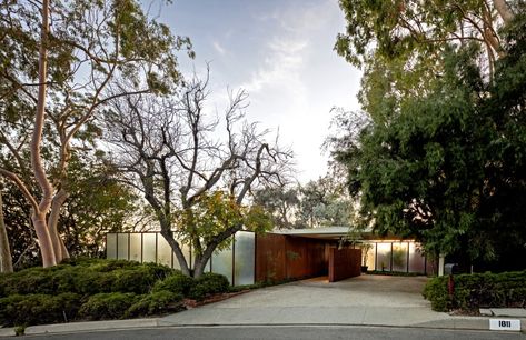 Case Study House No. 16 sells amid Bel-Air’s mansions - Los Angeles Times Bel Air Los Angeles, Craig Ellwood, Bel Air Road, Case Study House, Steel Pergola, Case Study Houses, Architecture Magazines, House No, Los Angeles Homes