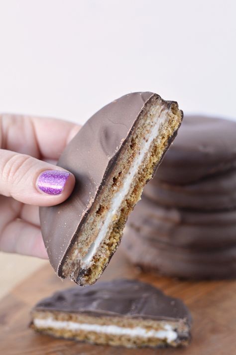 Moonpie Recipe Homemade, Moonpies Recipe, Moon Pies Recipe Easy, Homemade Moonpies, Moonpie Recipe, Moon Pie Recipe, Whoopi Pies, Moon Pie, Graham Cracker Cookies