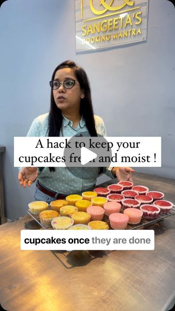 Pie Decorated Cupcakes, How To Fill A Cupcake With Filling, How To Transport Cupcakes, Starbucks Muffin Recipe, Transporting Cupcakes, Transport Cupcakes, Reels Hacks, Starbucks Muffins, Cupcake Frosting Techniques