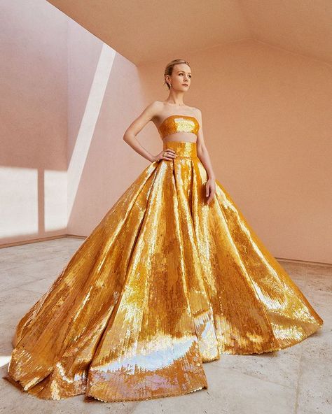 Vogue (@voguemagazine) • Instagram photos and videos Valentino Gowns, Ellie Saab, Stuart Weitzman Heels, Carey Mulligan, Couture Looks, Valentino Couture, Crop Top Dress, Dress Gold, Couture Gowns