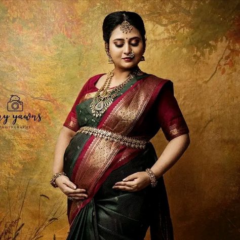 Metarnity Photoshoot Indian In Saree, Maternity Photography Saree Poses, Seemantham Sarees, Seemantham Stills, Seemantham Photo Poses, Valaikappu Photoshoot, Srimantham Sarees, Srimantham Photoshoot, Sreemantham Poses