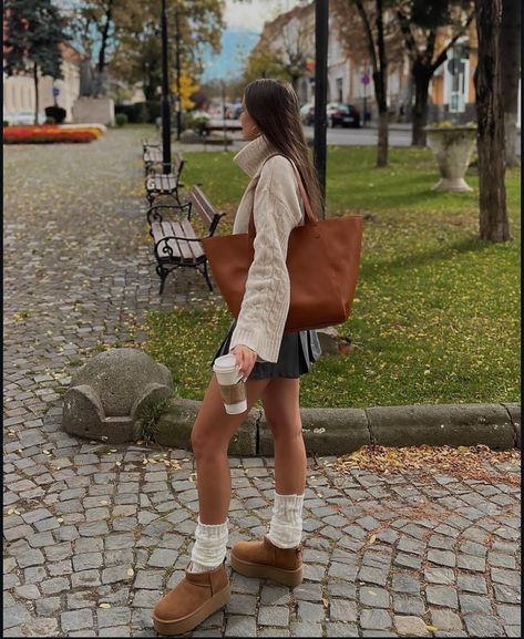 Brown Uggs Outfit, Ugg Outfits, Ootd Autumn, Skirt Ootd, Fall Ootd, Uggs Outfit, Stylish Jeans, Early Fall Outfit, Brown Bag