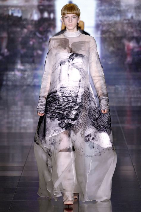 Gogo Fashion, Mode Edgy, Organic Structure, Mary Katrantzou, Print Inspiration, Mixing Fabrics, White Silk, Printed Fabric, Fashion Details