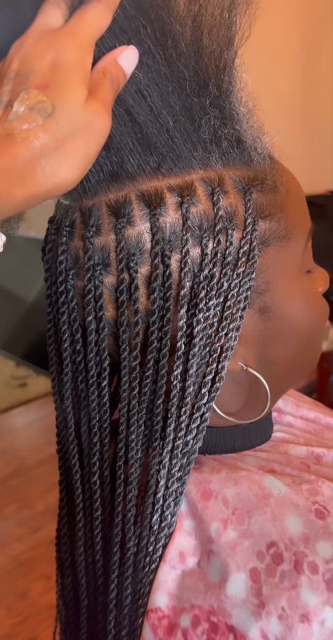 Knotless Senegalese Twist Braids Small, Twisted Knotless Braids, Small Long Twists, Singliesel Twist Small, Braids With Twist At The End, Knotless Box Twists, Knottles Braids Hairstyle Ideas, Seneglase Twists, Small Rope Twist Braids