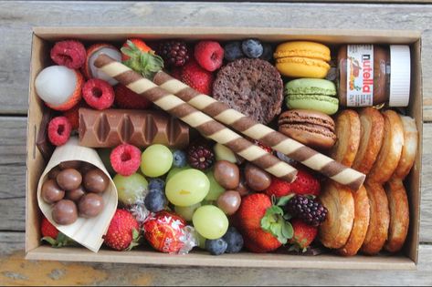 Platter Boxes - NOT YOUR AVERAGE CATERING CO. Dessert Graze Box Ideas, Sweet Grazing Box Ideas, Sweet Graze Box Ideas, Dessert Grazing Box Ideas, Dessert Charcuterie Box Ideas, Christmas Grazing Box Ideas, Brunch Box Ideas To Go, Grazing Boxes Ideas, Dessert Charcuterie Box