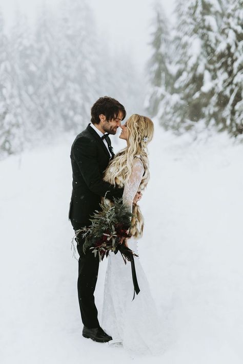 39 Snowy Winter Weddings That Will Warm Your Heart- Cosmopolitan.com Winter Wedding Photography, Bohemian Winter, Snowy Wedding, Winter Wedding Photos, Snow Wedding, Winter Wedding Colors, Winter Elopement, December Wedding, Winter Wedding Inspiration