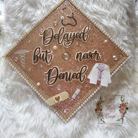 Graduation Cap Medical, Nurse Graduation Cap Designs, Graduation Cap Decoration Nursing, Nursing School Graduation Pictures, Flower Graduation Cap, Glitter Graduation Cap, Flower Graduation, Nurse Graduation Cap, Nursing Graduation Pictures