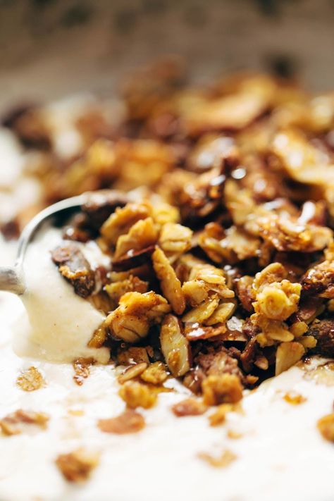 Favorite Pumpkin Granola Recipe - Pinch of Yum Pumpkin Granola Recipe, Muesli Recipe, Pumpkin Granola, Instant Pot Yogurt, Granola Recipe Healthy, Pinch Of Yum, Pumpkin Recipes Easy, Granola Healthy, Best Vegan Recipes