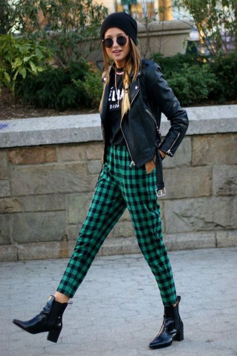 Need a Back-to-School Outfit Idea? Here's 50! Ootd Hijab Casual Outfit Ideas, Viktoria Beckham, Uk Street Style, Indie Outfits Grunge, Plaid Pants Outfit, Vestiti Edgy, Doc Martens Outfit, Checkered Pants, Winter Shorts