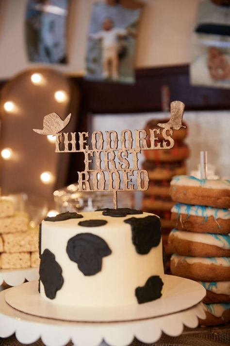 Cute cow cake for my first rodeo 1st birthday party Western First Birthday Smash Cake, My First Rodeo 1st Birthday, Rodeo Bday Cake, Cowboys First Rodeo Birthday, Rodeo 1st Birthday Cake, Western 1st Birthday Cake, 1st Cowboy Birthday Party, Rodeo Theme Birthday Cake, First Birthday Boy First Rodeo