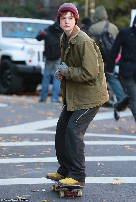 Rolling on: Elle Fanning glides across the streets of New York in new scenes film on Wedne... New Movie Images, Ray Ray, Transitioning Hairstyles, Human Poses Reference, Human Poses, Elle Fanning, Action Poses, New York Street, Pose Reference Photo