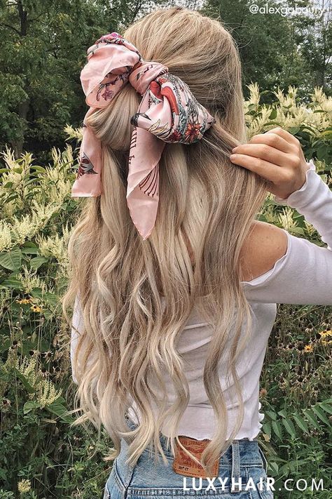 Summer Hairstyles with Headscarves: Alex is wearing her Ash Blonde Luxy Hair Extensions to achieve this volume and length Hair Ext, Luxy Hair Extensions, Luxy Hair, Bow Hairstyle, Peinados Fáciles Para Cabello Corto, Penteado Cabelo Curto, Brown Blonde Hair, Bandana Hairstyles, Long Blonde