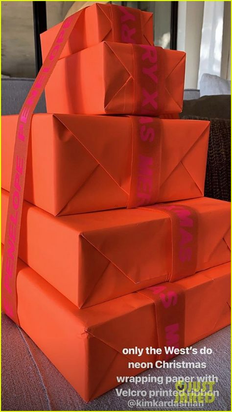 Kardashian Gift Wrapping, Kim Kardashian Christmas, Extravagant Christmas, Kardashian Christmas, Christmas Present Wrap, Kim Kardashian And Kanye West, Kim Kardashian Kanye West, Christmas Gift Packaging, Family Fun Day