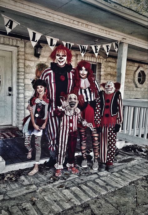 Scary Circus Family Costume, Creepy Clown Family Costume, Scary Halloween Costume Ideas Family, Womens Scary Clown Costume, Scary Halloween Costumes For Groups, Scary Clown Family Costumes, Cool Scary Halloween Costumes, Zombie Clown Costume, Scary Clowns Costume