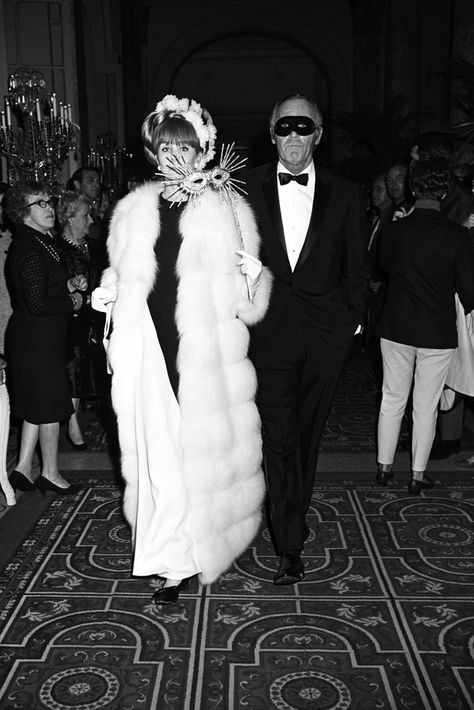 1950s Masquerade Ball, Black And White Party Outfit, Surrealist Party, Weimar Cabaret, Katherine Graham, Dynasty Fallon, Masquerade Party Outfit, Masquerade Ball Outfits, Nye 2023