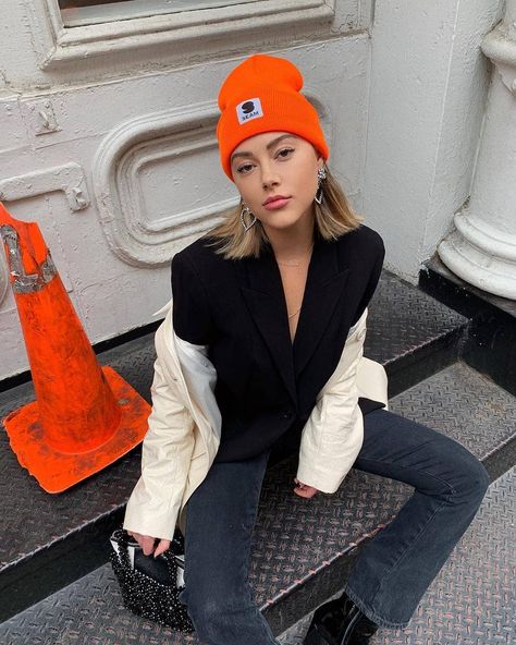 Orange Beanie Outfit, Orange Beanie, Beanie Outfit, Orange Hat, Fashion Tips For Girls, Nyfw Street Style, Outfits With Hats, Fashion 2020, Winter Fashion Outfits