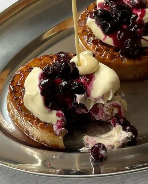 Benjamina on Instagram: "Caramelised crumpets with custardy cream and blueberries. If you need some sweet brunch inspo, the recipe has just gone out on my substack! A simple way to transform your crumpets and heavily inspired by the honey toast at Arome Bakery that I’m very much obsessed with. I had some leftover vanilla custard in the fridge so of course, I folded a bit into the cream and poured more on top 🙈 This step is optional. 😅  This one is exclusive to my paid subscribers to you’ll have to sign up or upgrade to get it! Link is in my bio" Crumpets Toppings, Arome Bakery, Crumpet Recipe, Sweet Brunch, Honey Toast, Yogurt Bowl, Chia Seed Pudding, Vanilla Custard, Crumpets