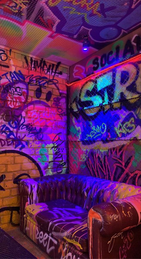 Neon Dj Booth, Punk Interior Design, Restaurant Graffiti, Scenecore Aesthetic, Immersive Room, Graffiti Furniture, Neon Graffiti, Iphone Wallpaper For Guys, Graffiti Photography