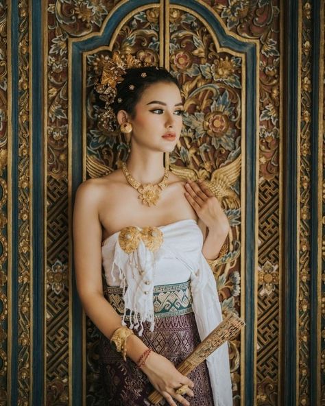 Indonesia Traditional Clothes, Prewed Jawa, Tay Art, Indonesian Clothing, Modern Filipiniana Dress, Indonesia Traditional, Filipino Clothing, Bride Preparation, Batik Clothing