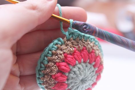 Crochet Bauble Pattern Free, Crochet Christmas Baubles Free Pattern, Amigurumi Ornaments, Crochet Baubles, Christmas Doily, Crochet Christmas Ornaments Free, Crochet Ornament Patterns, Crochet Ball, Crochet Christmas Gifts