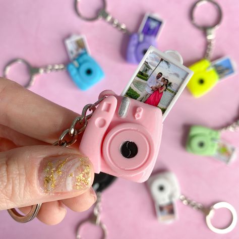 Unique Camera Keychain with Pull-Out Photo for Best Friend Digital Photo Keychain, Felt Gifts Camera, Camera Acrylic Keychain, Cute Tiny Gifts For Friends, Picture Best Friend, Camera Lover, Camera Keychain, Instax Camera, Retro Camera