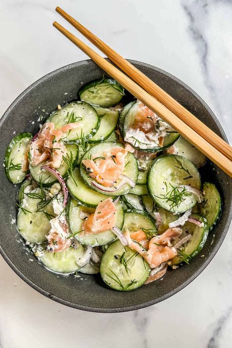 This tasty entire cucumber salad with smoked salmon, everything bagel seasoning, and cream cheese is a fantastic dish! Cucumber Salad Smoked Salmon, Cucumber Salmon Cream Cheese, Cold Smoked Salmon Recipes Appetizers, Smoked Salmon Recipes Lunch, Cucumber Smoked Salmon Salad, Smoked Salmon Cucumber Salad, Salmon Cucumber Salad, Smoked Salmon Dishes, Smoked Salmon Snacks