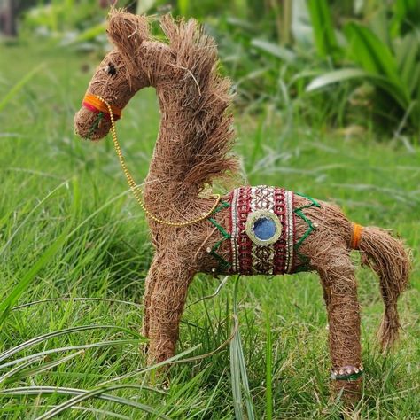 Horse with coconut husk Coconut Husk Craft Ideas, Coconut Shell Crafts, Coconut Cups, Coconut Husk, Summer Classes, Coconut Bowl, Horse Diy, Shell Ornaments, Best Out Of Waste