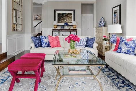 Southern-Style Traditional Design With Pops of Bright Color Preppy Living Room, Coastal Cottage Living Room, Bachelorette Pad, Sofa Ideas, Dining Room Makeover, Designer Living, Cottage Living Rooms, Eclectic Bedroom, Colourful Living Room