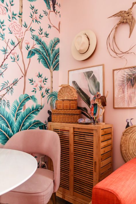 Tropical Wallpaper Living Room, Boho Office Ideas, Orange And Teal Bedroom, Chinoiserie Office, Pink And Orange Decor, Wallpaper Home Office, Chinoiserie Pink, Tropical Room Ideas, Pink And Burnt Orange