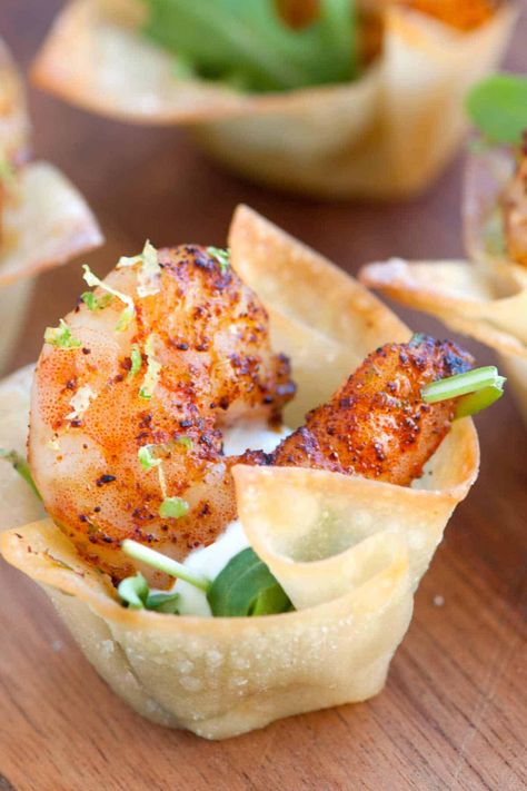 Chili Lime Baked Shrimp Cups Shrimp Cups, Healthy Tailgate, Lime Sour Cream, Bite Size Appetizers Easy, Pasti Fit, Shrimp Wonton, Wonton Cups, Fest Mad, Fest Temaer