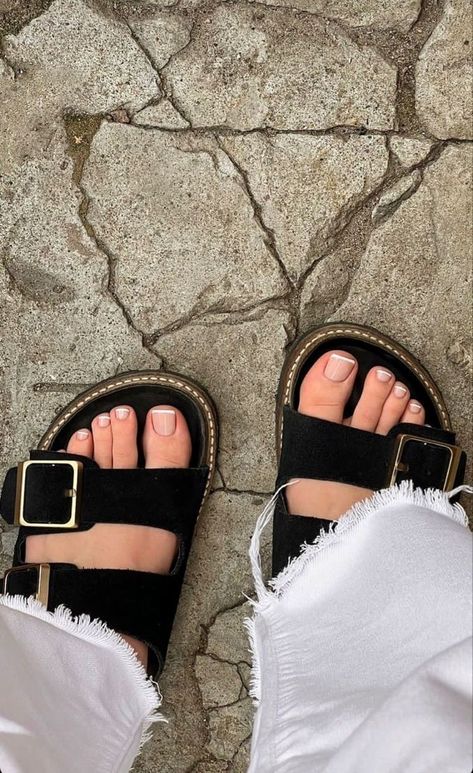 Mens Toenails, Toe Nails Aesthetic, Feet Nails Ideas, Natural Toe Nails, Pedicure Aesthetic, Nail Designs Easy Diy, Feet Nail Design, Pretty Sandals, Summer Toe Nails