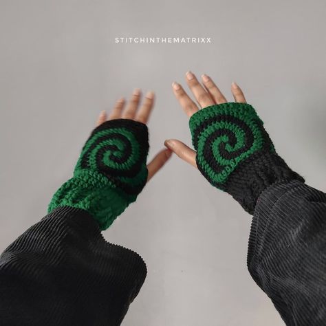 Crochet Hand Gloves, Crochet Handwarmers, Wrist Warmers Crochet, Crochet Spiral, Crochet Hand Warmers, Crochet Green, Spiral Crochet, Save Instagram, Amazing Crochet